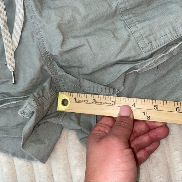 Vuori Gray Cargo Shorts Relaxed Fit - Picture 3 of 5